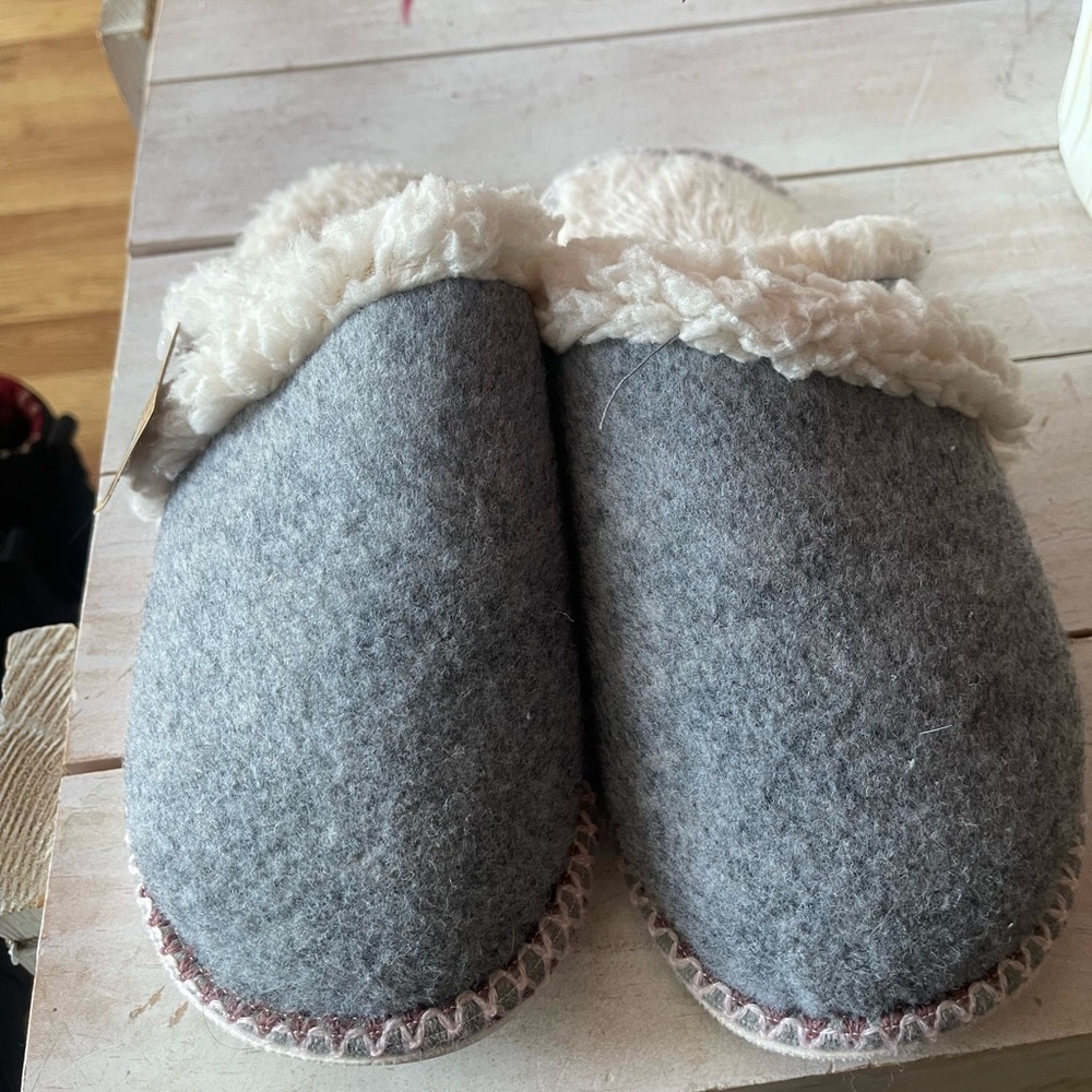 WARM SLIPPERS NEW WITH TAG .